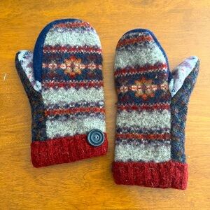 Handmade soft felt-lined warm thick wool mittens